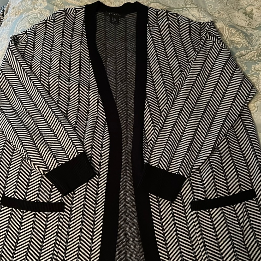 Tahari brand black and white long sweater with pockets size 2X